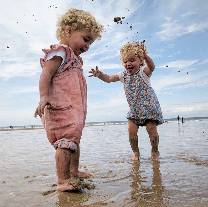 <p>Serunya bermain pasir. (Foto: Instagram @father_of_daughters)</p>