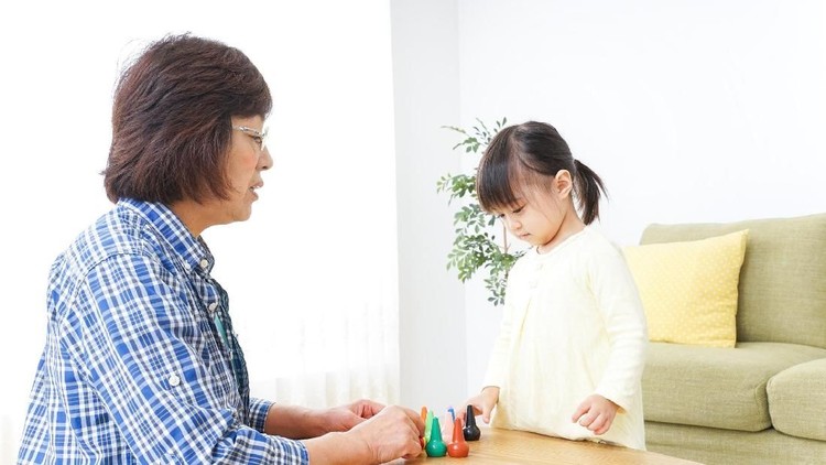 Anak Lebih Dimanja oleh Neneknya? Hmm, Nggak Juga Tuh Banyak orang bilang nenek adalah sosok yang lebih memanjakan anak kita. Menurut Bunda gimana?