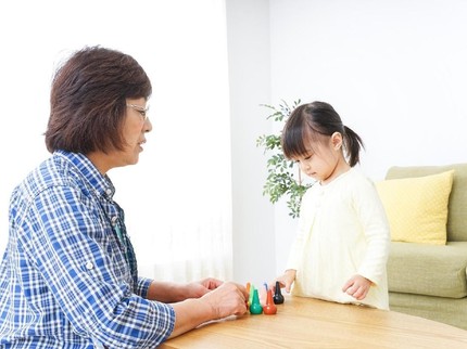 Anak Lebih Dimanja oleh Neneknya? Hmm, Nggak Juga Tuh