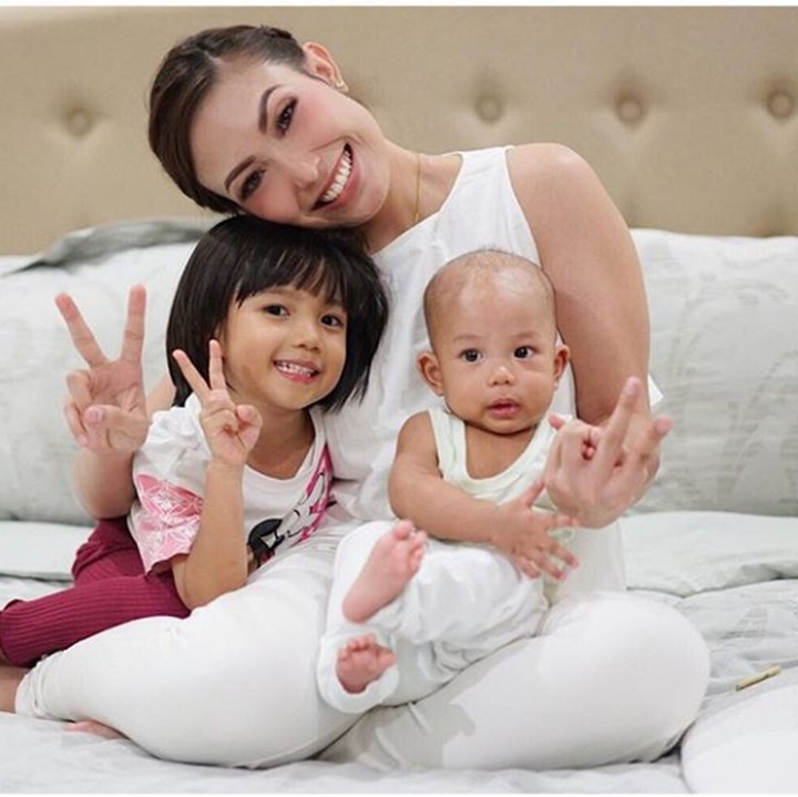<p>Ayo anak-anak manis, ikuti gaya ibu yaa. (Foto: Instagram @mrsayudewi)</p>