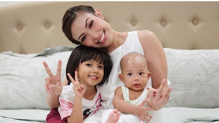 Kehidupan Ayu Dewi makin berwarna dengan kehadiran dua orang anak.
