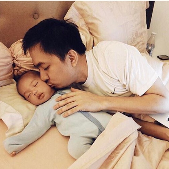 <p>Ini judulnya bapak kerja sambil jaga anak. (Foto: Instagram @mrsayudewi)</p>