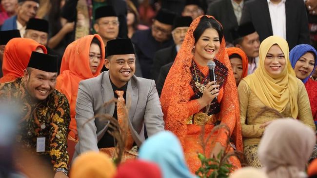 Penata rias Kahiyang, Barry Irawan, mengaku mesti menyiasati riasannya agar tahan lama saat Kahiyang menjalani prosesi yang memakan waktu cukup panjang.