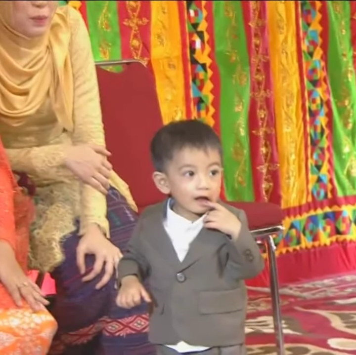 <p>Gemas banget ya lihat Jan Ethes pakai jas. (Foto: Dok. CNN Indonesia TV)</p>