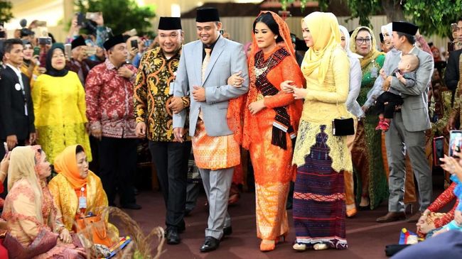 Manortor sejatinya merupakan tarian tor-tor yang dipersembahkan untuk Tuhan, leluhur, atau raja-raja. Orang tua pun kini termasuk yang dihormati.