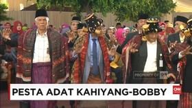 VIDEO: Kahiyang 'Ajari' Gibran Manortor dari Pelaminan