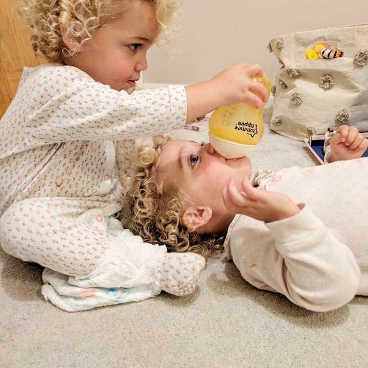 <p>'Nanti kalau udah abis susunya, gantian ya?' (Foto: Instagram @father_of_daughters)</p>