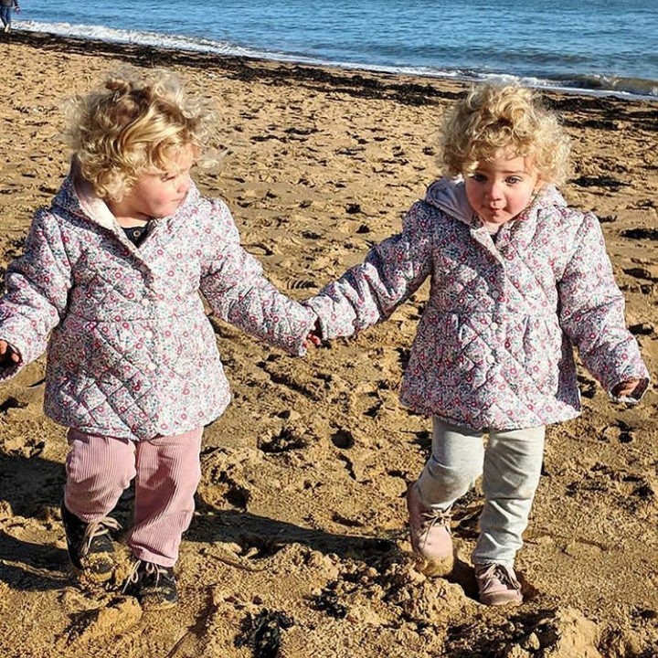 <p>Jalan-jalan ke pantai di musim gugur nih, makanya pakai jaket. (Foto: Instagram @father_of_daughters)</p>