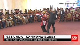 Prosesi Marlongit di Pembuka Sidang Adat Kahiyang-Bobby