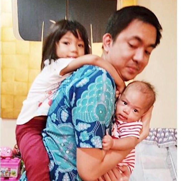 <p>Depan gendong, belakang gendong. Wah, sibuk banget nih ayahnya. (Foto: Instagram @mrsayudewi)</p>