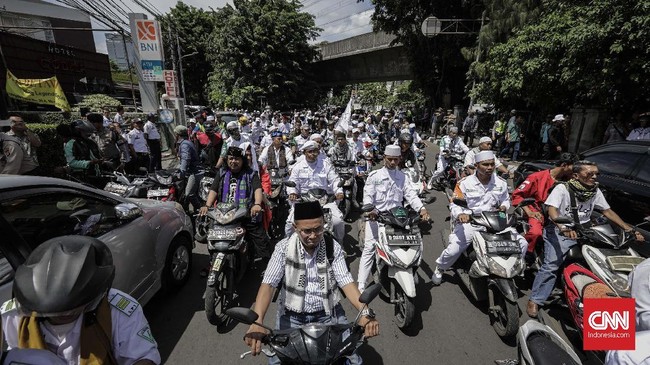 Peserta Aksi 2411 melakukan unjuk rasa dengan  melakukan long march dari kantor DPP Partai Nasional Demokrat menuju Bareskim Polri, Jakarta, Jumat, 24 November 2017. aksi tersebut mendesak aparat penegak hukum agar menangkap anggota DPR fraksi Partai Nasional Demokrat (Nasdem), Viktor Laiskodat yang diduga telah mengucapkan ujaran kebencian. CNNIndonesi/Adhi Wicaksono.