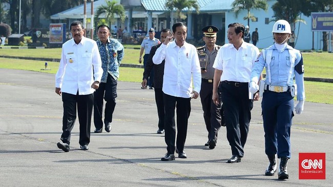 Jokowi tidak mengomentari ketika dikonfirmasi perlunya Khofifah mengundurkan diri terlebih dahulu sebelum resmi mencalonkan diri sebagai Gubernur Jatim.