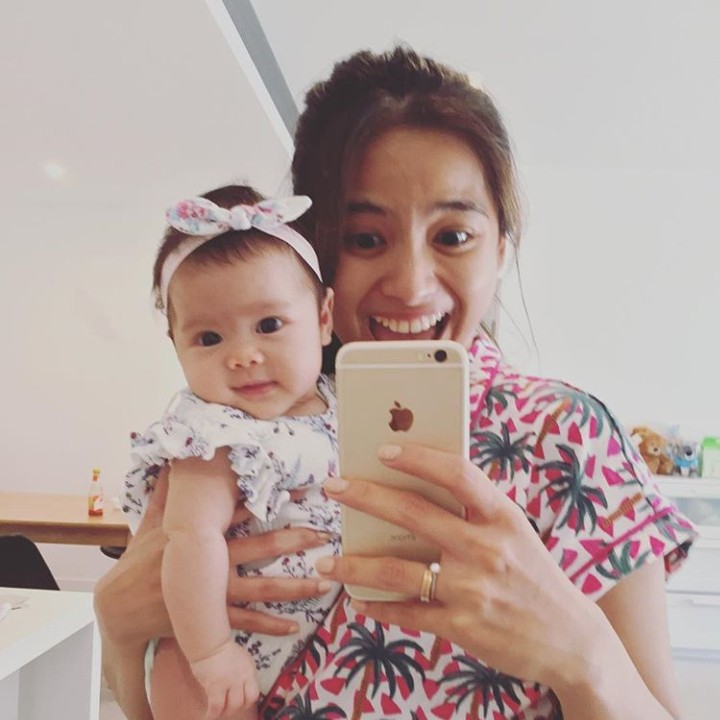 <p>Foto sama bunda dulu. Mana nih yang gayanya paling oke? (Foto: Instagram @septriasaacha)</p>