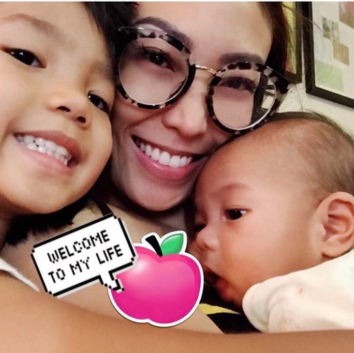 <p>Cheers! Kompak senyum dan cerianya, eh tapi dedek malah sibuk sendiri nih, he-he-he. (Foto: Instagram @mrsayudewi)</p>