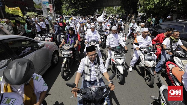 Ratusan Peserta Aksi 2411 tiba di kantor DPP Partai Nasdem setelah bergerak dari Masjid Cut Meutia bada salat Jumat.