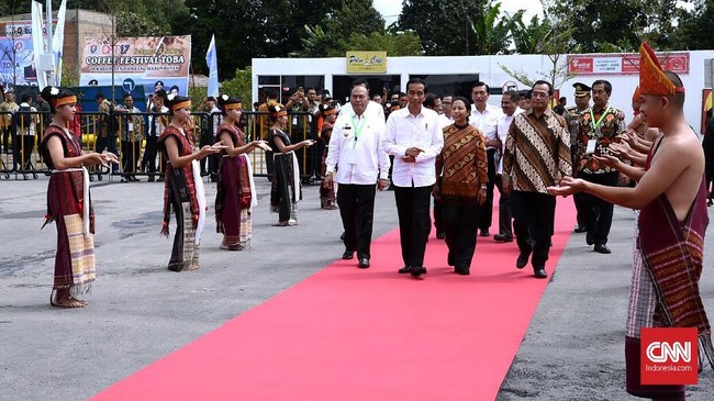 Untuk proses Margalanggang atau melakukan tari Tortor tahap III hari ini, Presiden Jokowi mengaku mempelajarinya dari Youtube.