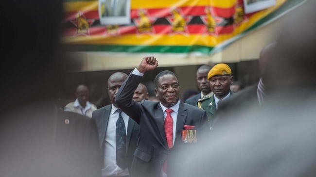 Presiden Zimbabwe Emmerson Mnangagwa memutuskan lockdown 21 hari itu dimulai pada Senin (20/3) di seantero negeri demi mencegah meluasnya penularan Covid-19.