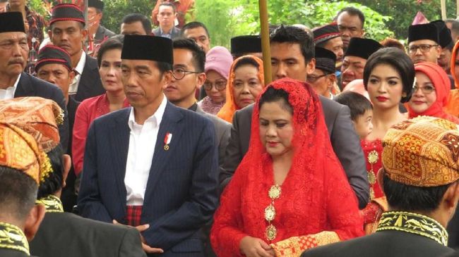 Dalam pesta adat pernikahan Kahiyang-Bobby, Presiden Jokowi direncanakan memakai baju adat Melayu teluk belanga.