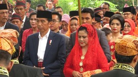 Ngunduh Mantu di Medan, Jokowi Pakai Baju Adat Khas Melayu