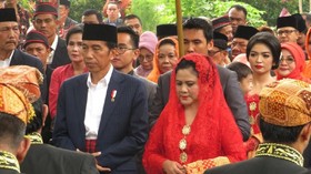 img-title Ngunduh Mantu di Medan, Jokowi Pakai Baju Adat Khas Melayu