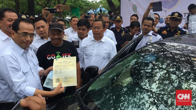 Gojek meminta pemerintah membuat jalur khusus untuk mempercepat proses uji KIR pengendara transportasi online roda empat.