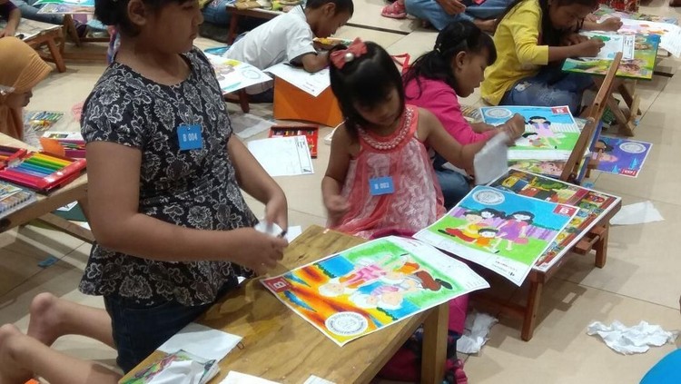 Beberapa anak-anak mengikuti lomba mewarnai di Transmart Carrefour Cempaka Putih dengan berbagai hadiah seru. Bunda-bunda akan dapat hadiah juga lho!