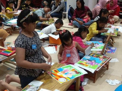 Serunya Anak-anak Mewarnai di Transmart Carrefour Cempaka Putih