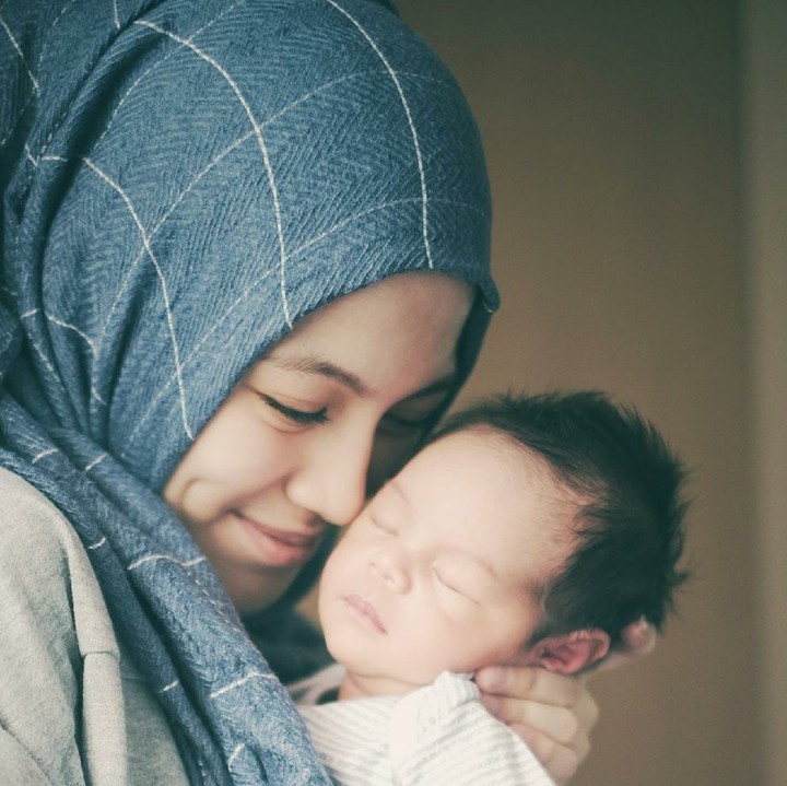 <p>Malik Narendra Harlino ini lahir pada 2 Agustus 2017. Malik lagi bareng bundanya nih. (Foto: Instagram/ichasoebandono)  </p>