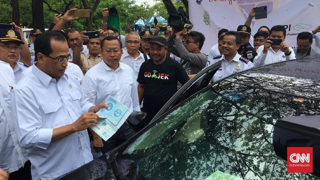 Menhub Budi Karya Sumadi berjanji akan bertemu Anies Baswedan untuk mengusulkan taksi berstiker online akan diberi kemudahan lolos ganjil-genap.