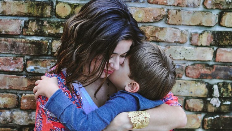 Karena memeluk bisa jadi bonding dan wujud cinta dari bunda buat si kecil, perlu nggak ya sering-sering memeluk anak?]