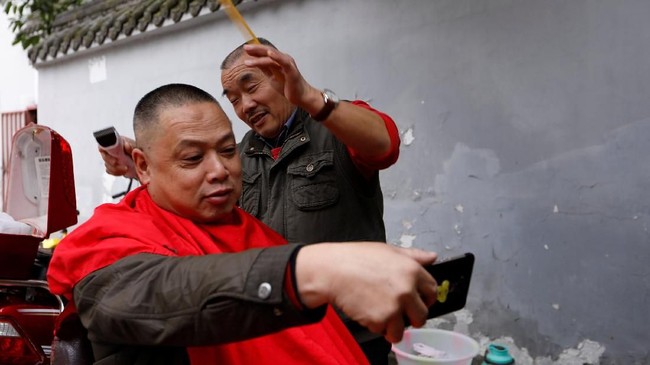 FOTO: Cukur Kelopak Mata di Cina