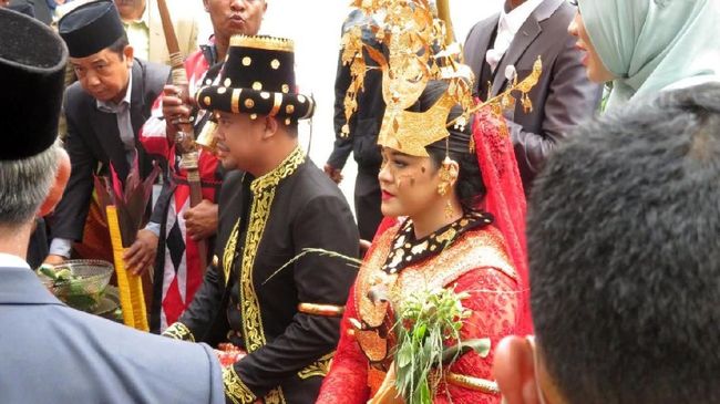Usai melewati puncak pesta adat pada Sabtu (25/11), pada hari ini (25/11), Kahiyang-Bobby bakal melakukan resepsi masih dengan adat Mandailing.