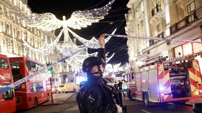 Dua orang pria yang dicurigai terlibat dalam perkelahian yang memicu ketakutan teror di Oxford Street London diinterogasi dan dibebaskan polisi.