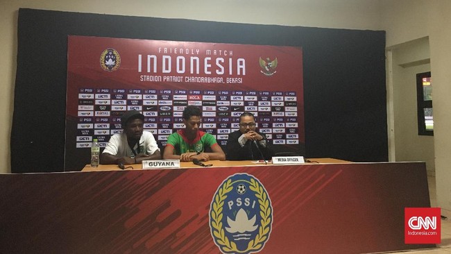 Pelatih Timnas Guyana Wayne Dover memuji penampilan apik yang dipertontonkan para pemain muda yang tergabung dalam skuat Timnas Indonesia.
