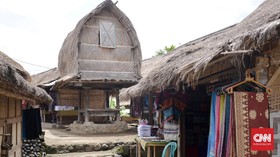 Lombok Tengah selain memiliki wisata alam pantai, juga memiliki wisata budaya di Dusun Sade. Peresean atau tarian suku Sasak akan menyambut para wisatawan yang bekunjung ke sana. Di Dusun Sade wisatawan juga bisa melihat aktifitas perempuan suku Sasa