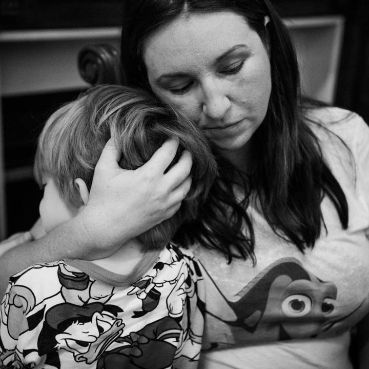 <p>Cuma dipeluk pakai satu tangan sama bunda aja udah bikin si kecil damai. (Foto: Instagram/ @charlotte_family_photography)</p>