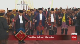 VIDEO: Aksi Jokowi-Iriana Menari Tor-tor di Pesta Kahiyang