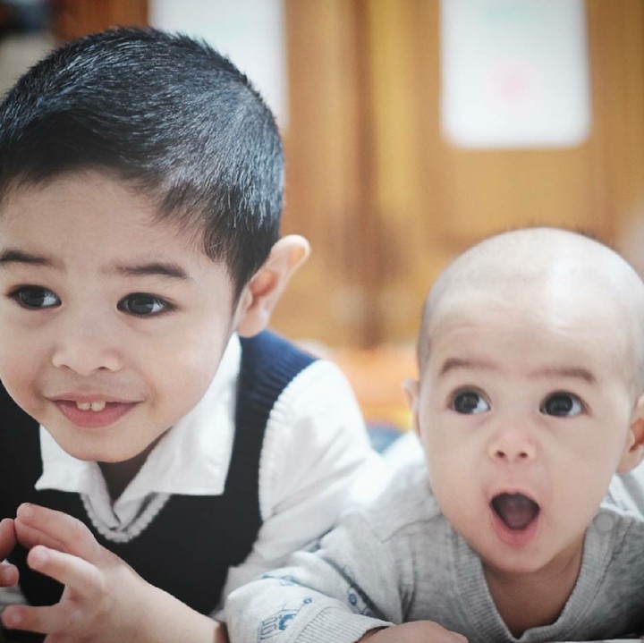 <p>Kompak sama kakak Rendra. (Foto: Instagram/ichasoebandono)  </p>