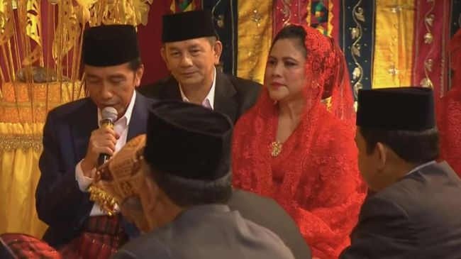 Ada empat nasihat bijak Jokowi kepada Kahiyang Ayu Siregar dan Bobby Nasution dalam prosesi ajar poda, Sabtu (25/11).