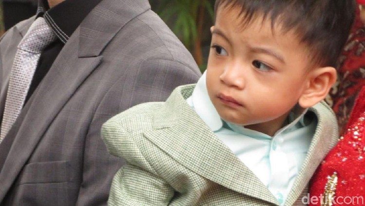 Kayak Jan Ethes, si kecil ikut di acara besar keluarga? Biar tetap nyaman, jangan lupakan hal ini ya, Bun.