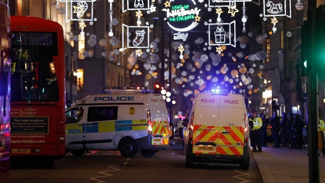 Polisi kota London dikerahkan ke Oxford Street setelah menerima laporan suara tembakan sementara warga diminta berlindung ke dalam gedung.