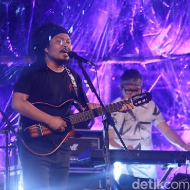 Lirik Lagu Di Atas Meja - Payung Teduh
