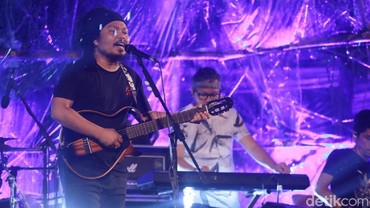 Lirik Lagu Di Atas Meja - Payung Teduh
