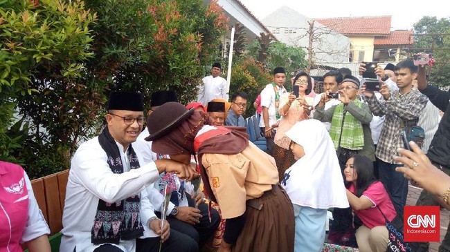 Jumat lalu, Gubernur DKI Jakarta Anies Baswedan ikut mengawal program Revolusi Putih atau susu dan telur gratis bagi siswa di SDN 12 Cilandak Barat.
