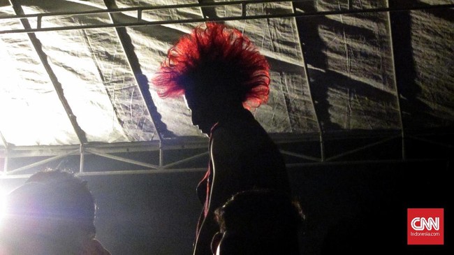 Punk masuk ke Indonesia bukan lewat budaya mainstream seperti industri musik atau media besar, tapi melalui hubungan langsung dengan komunitas di luar negeri.
