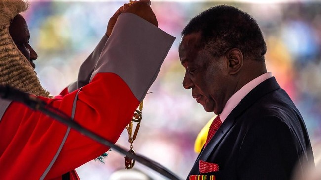 Emmerson Mnangagwa resmi dilantik menjadi Presiden Zimbabwe setelah Mahkamah Konstitusi menolak tuduhan kecurangan pemilu yang dilontarkan oposisi.