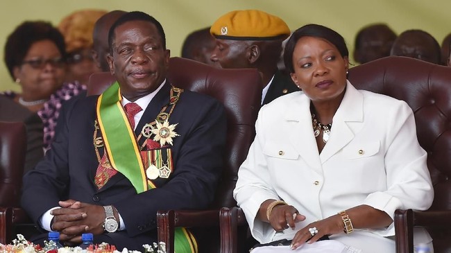 Presiden baru Zimbabwe Emmerson Mnangagwa membubarkan kabinet mantan Presiden Robert Mugabe.