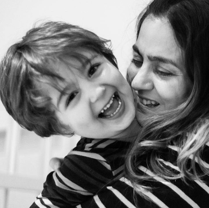 <p>Memang, berpelukan sama bunda bisa jadi sumber kebahagiaan buat anak. (Foto: Instagram/ @anaelenaphotography)  </p>