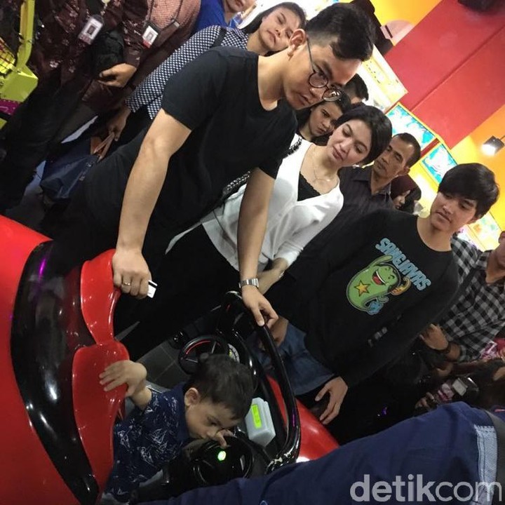 <p>Kaesang bareng Gibran dan Selvi menemani Jan Ethes bermain mobil-mobilan di mal. (Ray Jordan/detikcom)<br /> </p>