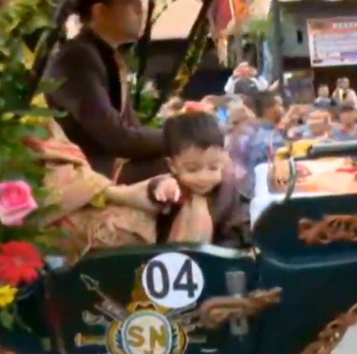 <p>Jan Ethes naik kereta kencana saat pernikahan Kahiyang Ayu. Lihat apa sih Jan Ethes? (Foto: Dok. Screenshot CNN Indonesia)</p>